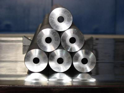 【深孔鉆機(jī)床加工】時(shí)為什么要用切削液,對(duì)于深孔鉆加工有哪些作用?